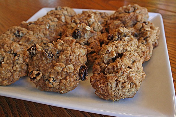 I biscotti rustici con le mandorle e uvetta passa