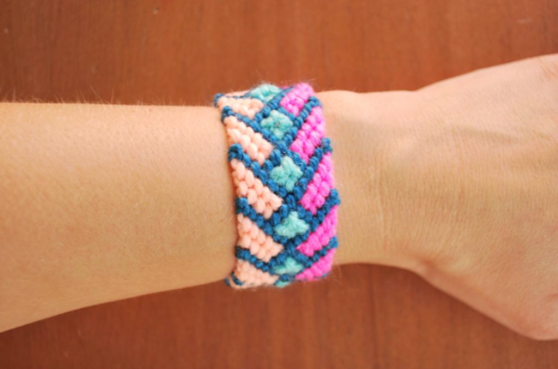 Bracciali fai da te per donna e uomo, gli schemi per iniziare