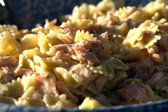 Le farfalle con salmone e panna, la ricetta per il pranzo di Natale