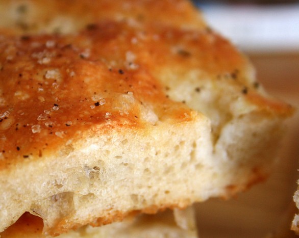 Come fare la focaccia morbida e saporita con la ricetta perfetta