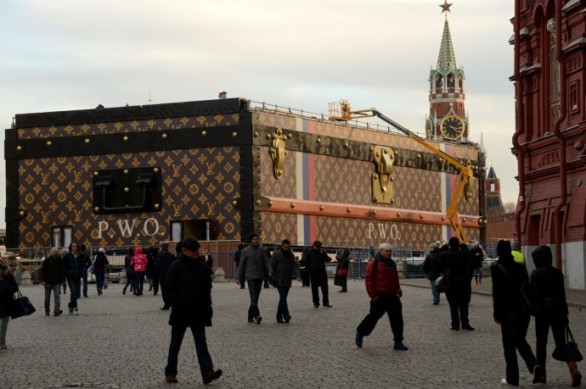 Louis Vuitton, sfrattato il valigione dalla Piazza Rossa: troppo ingombrante