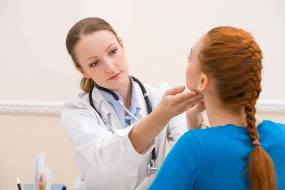 I noduli tiroidei: i sintomi, le cause e le terapie