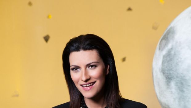 Laura Pausini Se non te video ufficiale: la cantante indossa i gioielli Swarovski