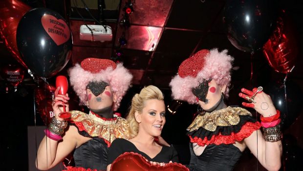 Moschino loves Disaronno: il red party a New York per la special edition con Jenny McCarthy