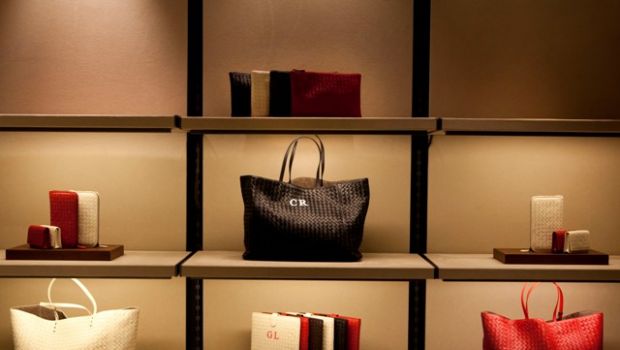 Bottega Veneta Initials: la personalizzazione di borse e accessori in boutique a Roma, il party