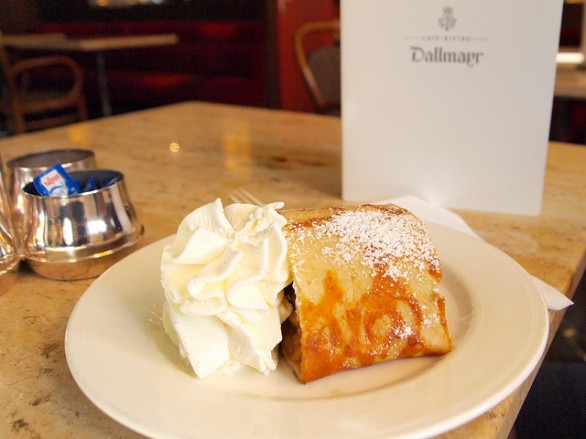 Lo strudel di mele con la ricetta tirolese e con la versione light