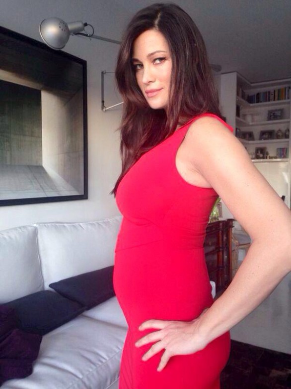 Manuela Arcuri incinta fa gli auguri di buon Natale su Facebook col pancione