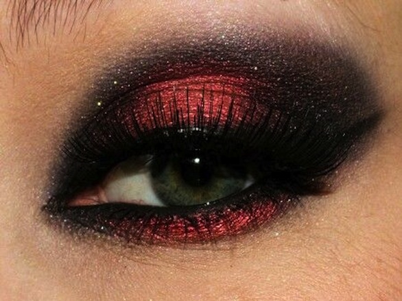 Come fare lo smokey eyes rosso per occhi super sexy