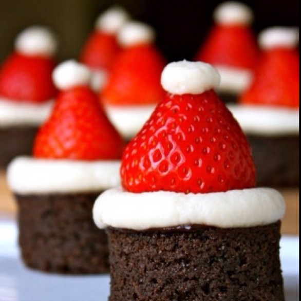 I brownies natalizi con cappello di panna e fragole