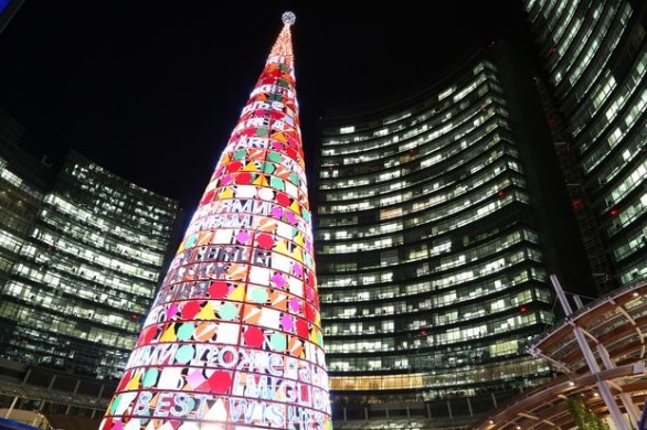 L&#8217;albero di Natale di design di piazza Gae Aulenti a Milano