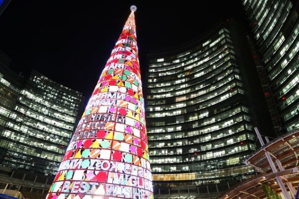 L&#8217;albero di Natale di design di piazza Gae Aulenti a Milano