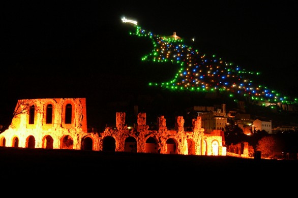 Il più grande albero di Natale ecologico acceso a Gubbio