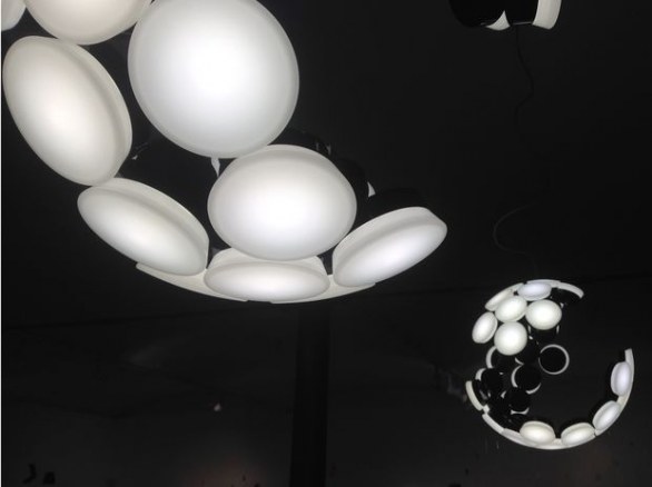 Le luci di Artemide della mostra Design by Neil Poulton
