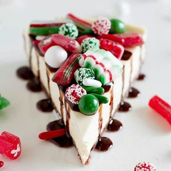 La torta cheesecake di Natale decorata con le caramelle