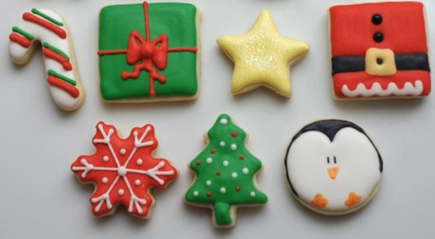 i biscotti di Natale con la glassa colorata