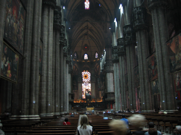 Al Duomo di Milano le vetrate si illuminano per Natale