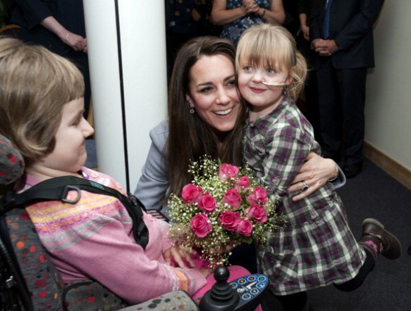 Kate Middleton visita i bambini del centro di assistenza Shooting Star di Londra