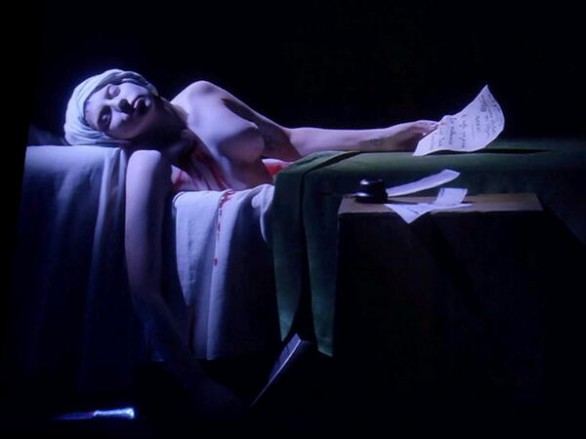 Lady Gaga al Louvre è Marat assassinato: un’opera di Robert Wilson
