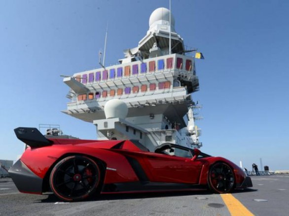 Lamborghini Veneno Roadster in anteprima sulla Cavour ad Abu Dhabi