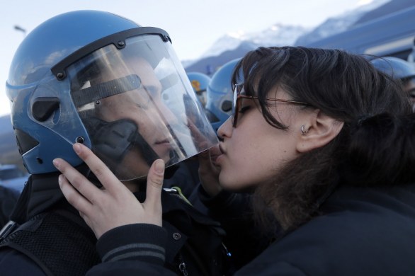Denuncia per violenza sessuale all&#8217;attivista NO TAV che baciò un poliziotto
