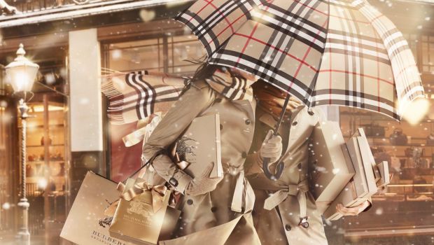 Burberry Kisses Natale 2013: la campagna dedicata alle feste, le limited edition e i baci natalizi