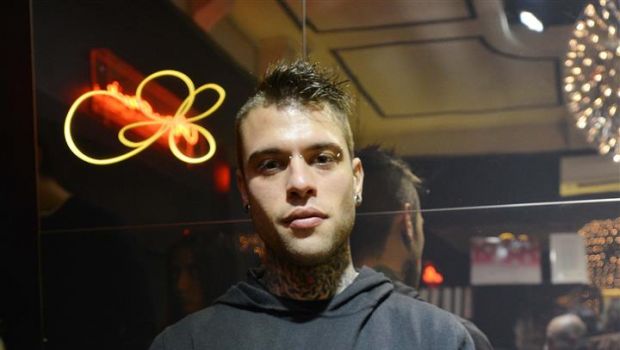 Cruciani C braccialetti Fedez: la boutique Cruciani ospita il rapper, le foto con i fans