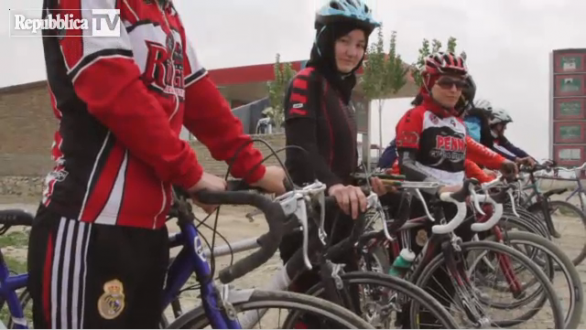 Donne afghane in bicicletta per sfidare i tabù