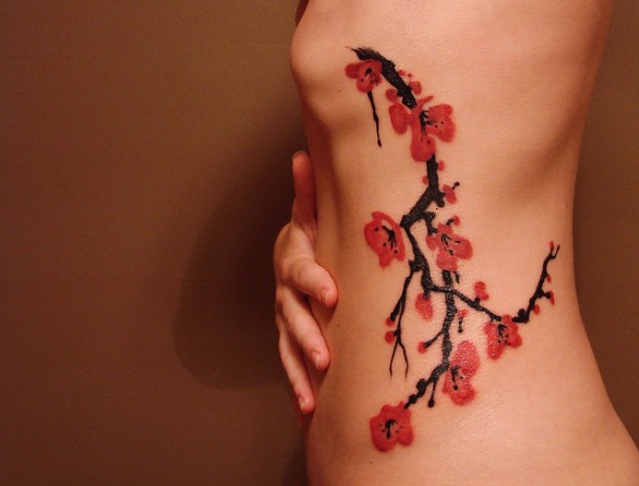 I tattoo con alberi e motivi floreali più belli