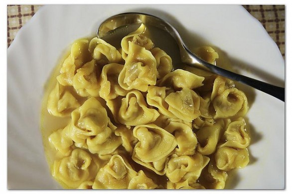 I tortellini in brodo di carne per il pranzo di Natale