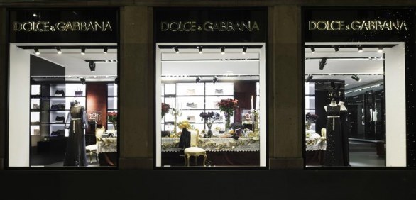Vetrine di Natale 2013 a Milano: la tavola imbandita di Dolce &#038; Gabbana, le foto