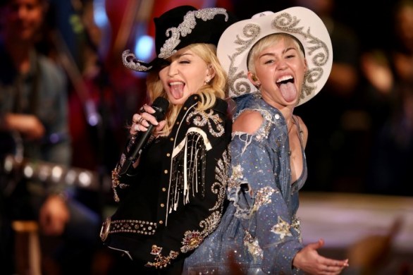 Miley Cyrus MTV Unplugged Show: special guest Madonna, il Twerky e i look cowgirl, foto e video