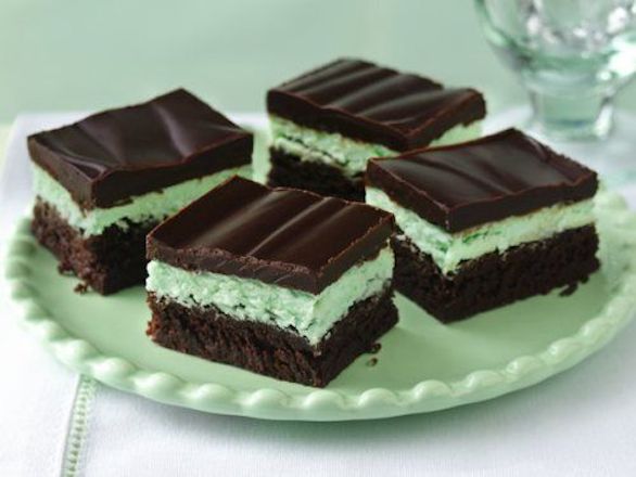 La ricetta dei brownies al cioccolato fondente con ripieno di menta