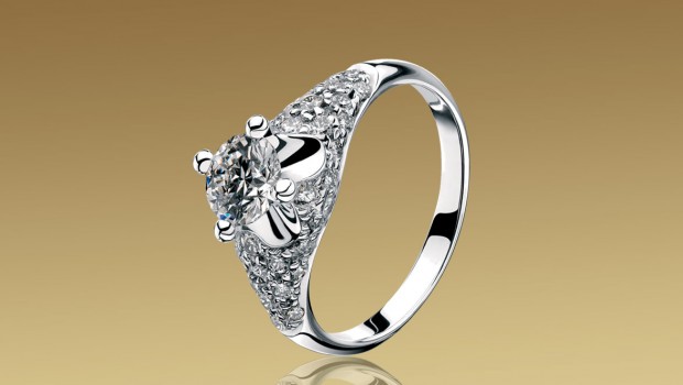 Gioielli in platino: anello Bulgari con pavé di diamanti