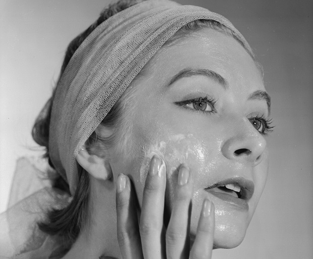 La crema depilatoria per il viso: come si usa per i baffetti e guance