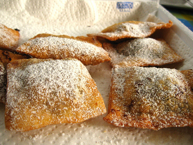 I dolci di Carnevale con la ricotta con la ricetta spiegata passo dopo passo