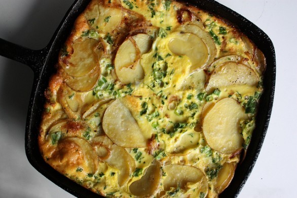 La ricetta della frittata con patate e scalogno