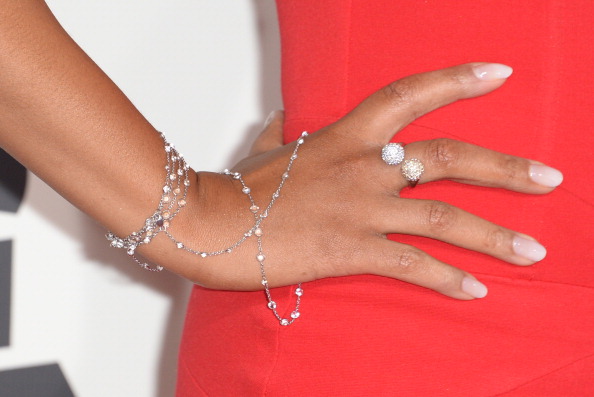 Look delle star sul red carpet dei Grammy Awards 2014, accessori