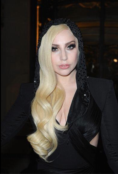 Lady Gaga a Parigi per sfilata Versace