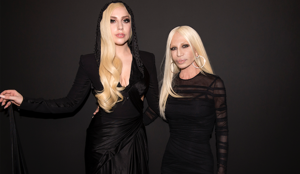 Lady Gaga a Parigi alla sfilata Versace, è la testimonial della campagna 2014