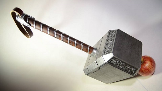 Mjollnir &#8211; Thor Hammer: ecco la Prop Replica del Martello di Thor della Lager Toys