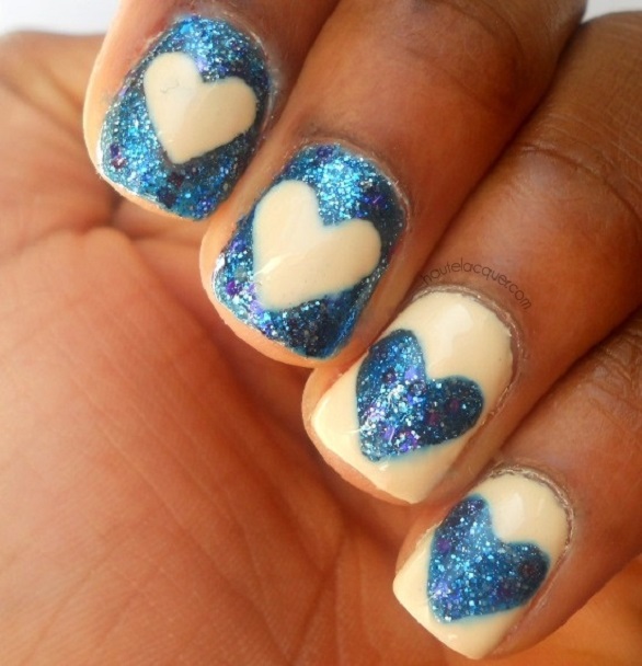 La nail art cuori e glitter per San Valentino frizzante e spiritosa