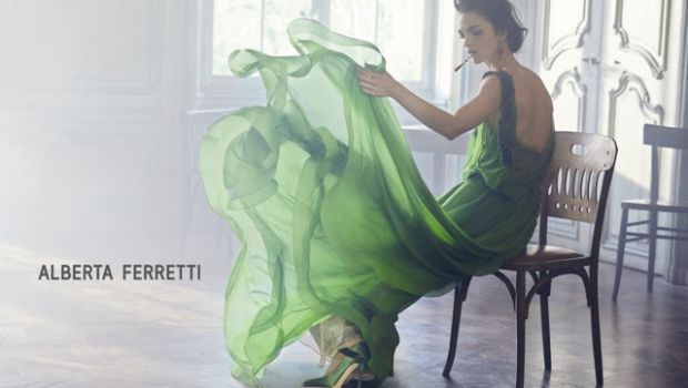 La campagna pubblicitaria Alberta Ferretti primavera estate 2014 con Mariacarla Boscono