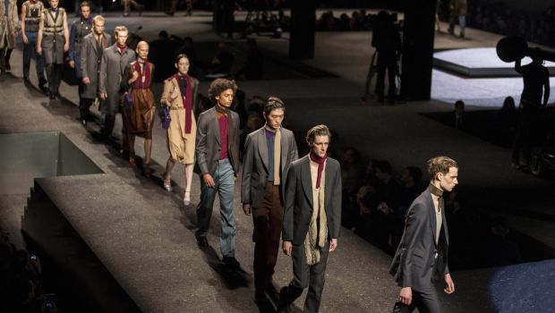 Sfilate Milano Moda Uomo Gennaio 2014: la performance informale di Prada, la collezione AI 2014 2015