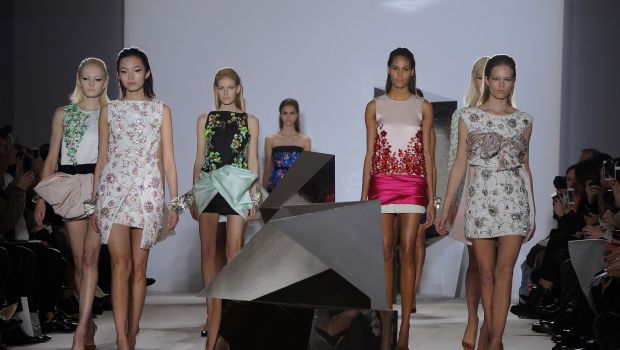 Sfilate Parigi Gennaio 2014 Alta Moda: il broccato scultoreo di Giambattista Valli, la PE 2014