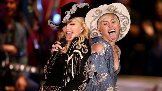 Miley Cyrus MTV Unplugged Show: special guest Madonna, il Twerky e i look cowgirl, foto e video