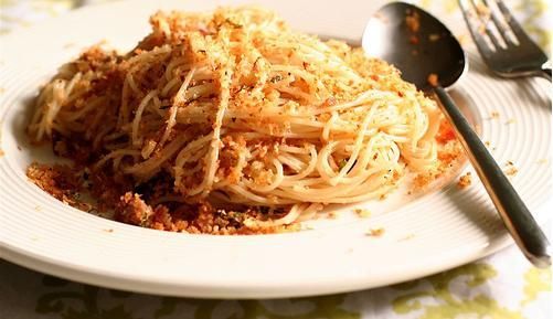 La pasta con mollica con la ricetta della tradizione siciliana