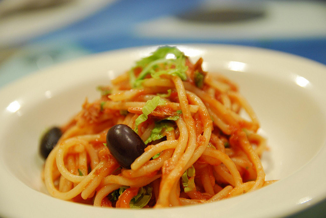 La pasta con olive taggiasche e pomodori con la ricetta semplice