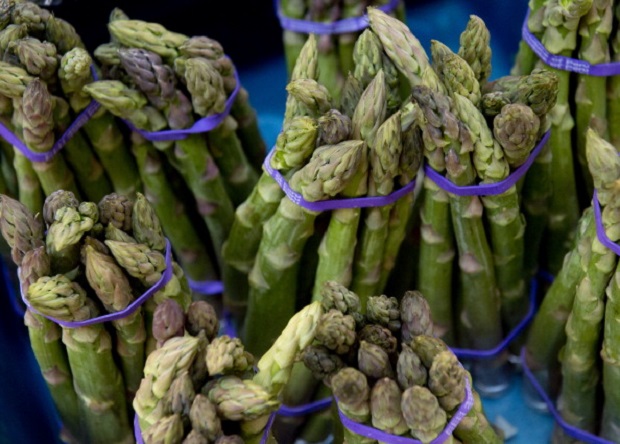 Pulire gli asparagi: il metodo spiegato passo dopo passo