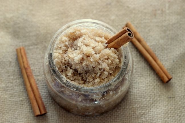 Lo scrub per il corpo fai da te per preparare la pelle ai trattamenti per la cellulite