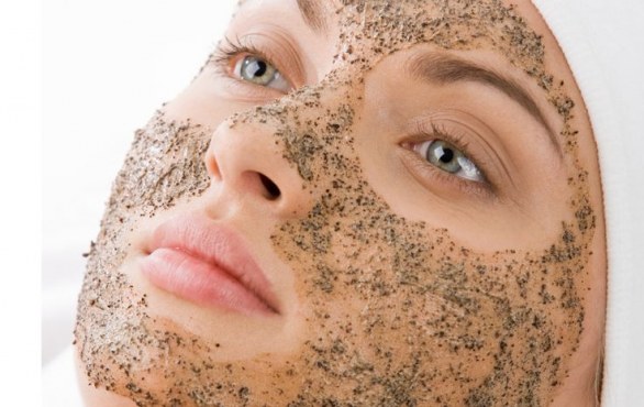 I 5 scrub per il viso fai da te per preparare la pelle al trucco